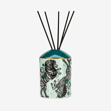Chambers Design brings you Emma J Shipley Caspian design, Bone china vessel with real gold details.Created in collaboration with fragrance experts Bahoma in London Vanilla & Sandalwood scented oil