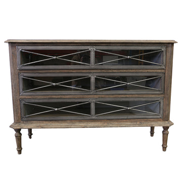 This chest of drawers is wide and practical. It will offer you plenty of storage space . In addition, its top can be used as a surface to display your decoration. Made antique andglass